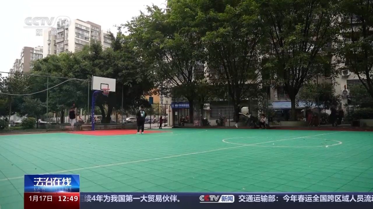 老人橫穿籃球比賽場地被撞要不要賠？法院判決→