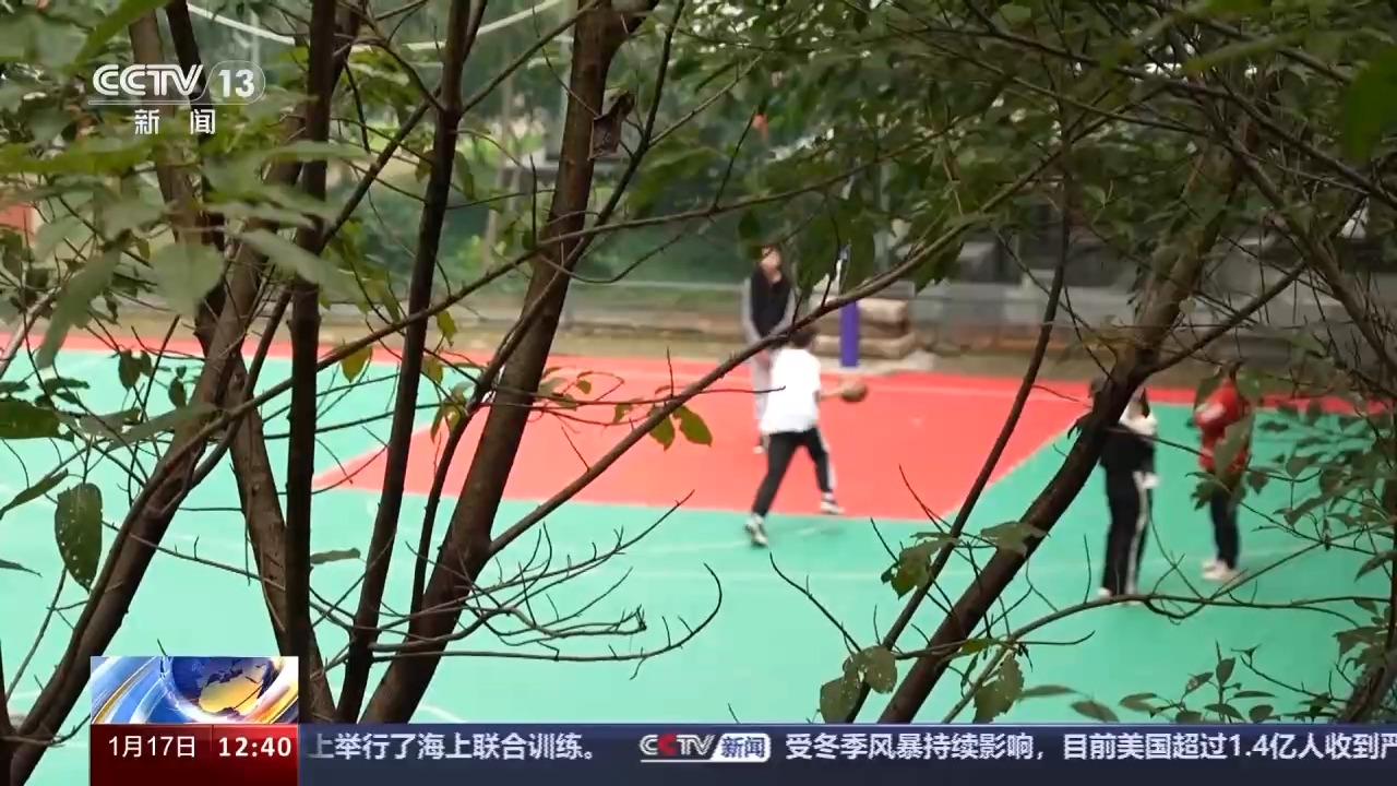 老人橫穿籃球比賽場地被撞要不要賠？法院判決→