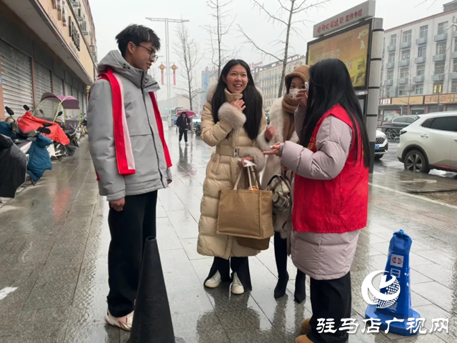 共青團(tuán)平輿縣委開(kāi)展“青春志愿行 溫暖回家路”2024年春運(yùn)暖冬行動(dòng)