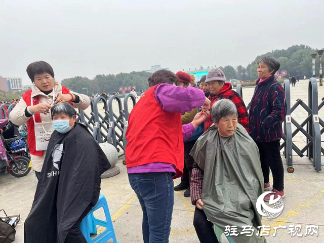 磨刀、理發(fā)、維修家電…… 駐馬店市雷鋒車隊(duì)雷鋒日學(xué)雷鋒