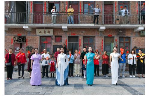 獻(xiàn)禮新中國(guó)75周年華誕，河南曲藝快閃《旗》唱響鄭州