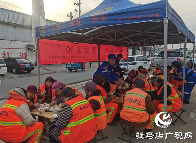 愛(ài)心臘八粥 溫暖環(huán)衛(wèi)工
