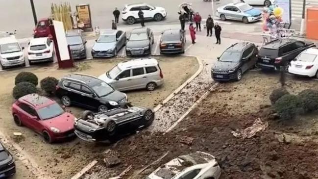 “小孩放鞭炮引爆沼氣致8車受損”：事故情況將繼續(xù)通報(bào)，核查車主直播引流