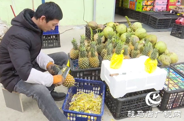駐馬店：應(yīng)季水果新鮮上市 菠蘿椰子成為市場新寵