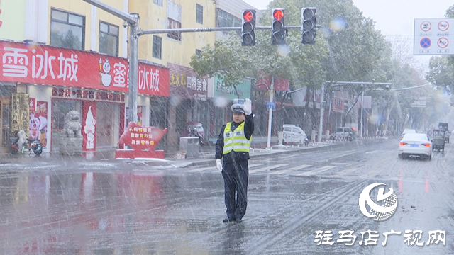 正陽縣公安局交警大隊：迎戰(zhàn)風(fēng)雪 保障暢通