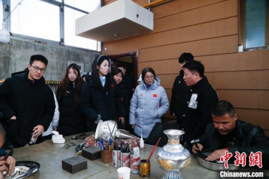 “跟著賽事去旅行”：冰壺運(yùn)動員開啟非遺探秘之旅 感受西寧千年文脈