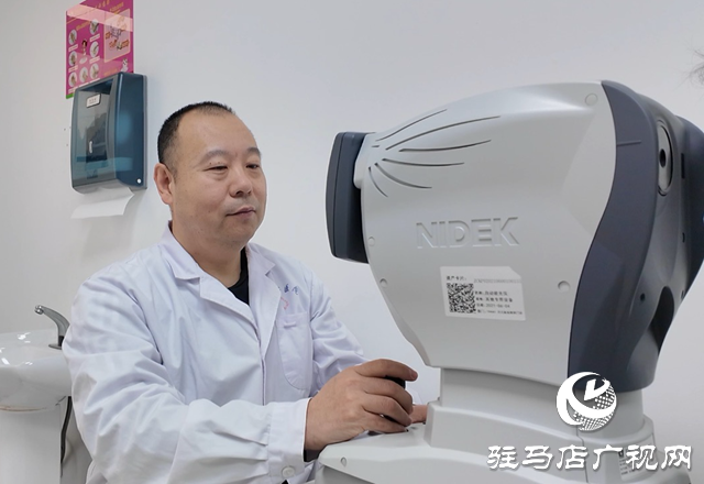 關燈玩手機對眼睛危害大