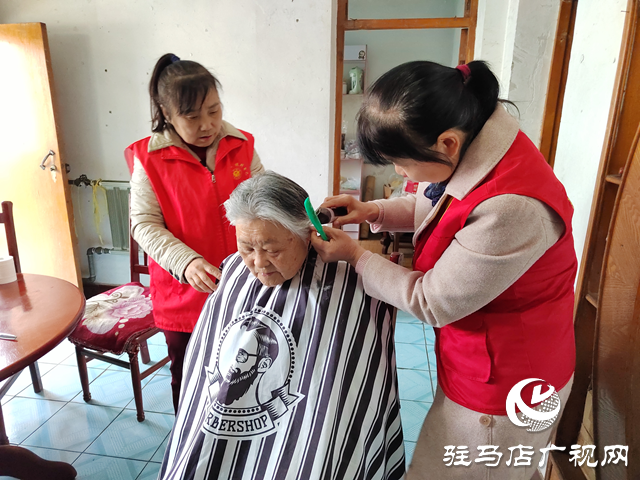 傳承雷鋒精神 守護(hù)老人“微幸?！? width=
