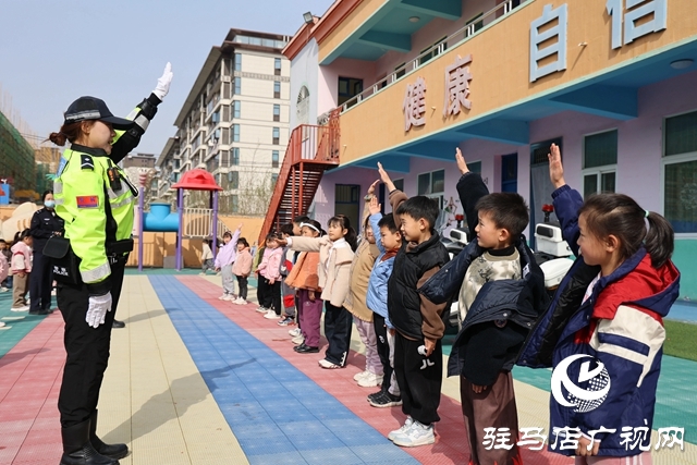 交警萌娃童行學(xué)安全！全國安全教育日護航幼兒成長
