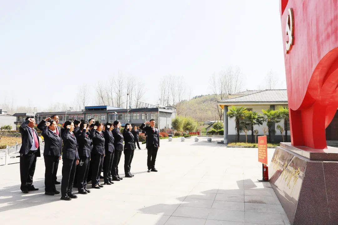 驛城區(qū)檢察院組織干警到焦竹園革命紀(jì)念舊址開(kāi)展“我們的節(jié)日·清明”主題活動(dòng)