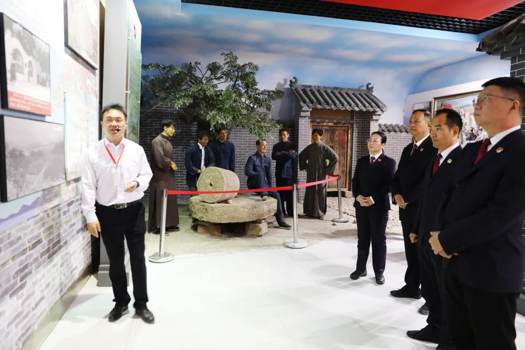 驛城區(qū)檢察院組織干警到焦竹園革命紀(jì)念舊址開(kāi)展“我們的節(jié)日·清明”主題活動(dòng)