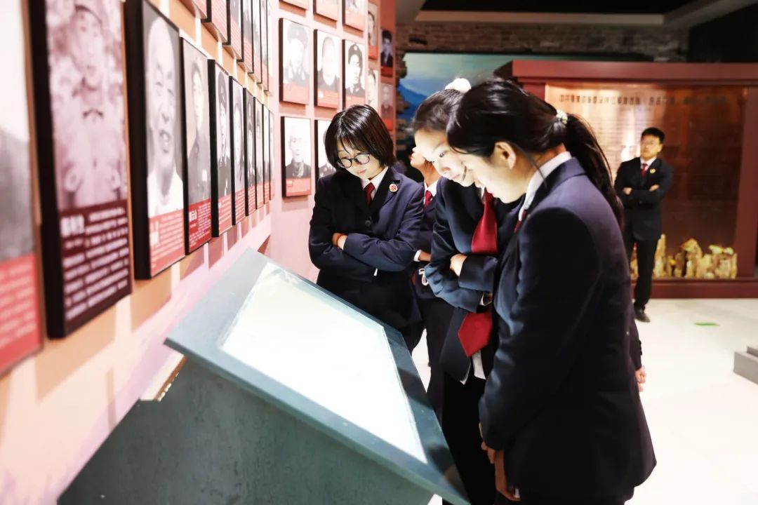 驛城區(qū)檢察院組織干警到焦竹園革命紀(jì)念舊址開(kāi)展“我們的節(jié)日·清明”主題活動(dòng)