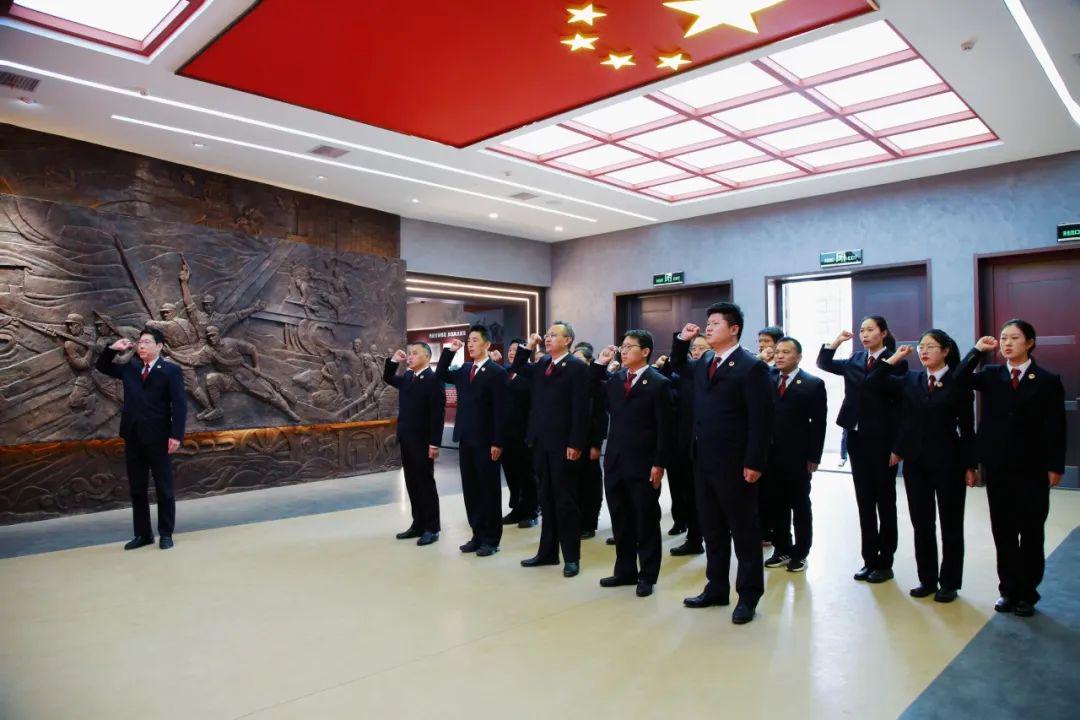 平輿縣檢察院聯(lián)合河南省檢察院駐村工作隊(duì)開(kāi)展清明祭英烈活動(dòng)