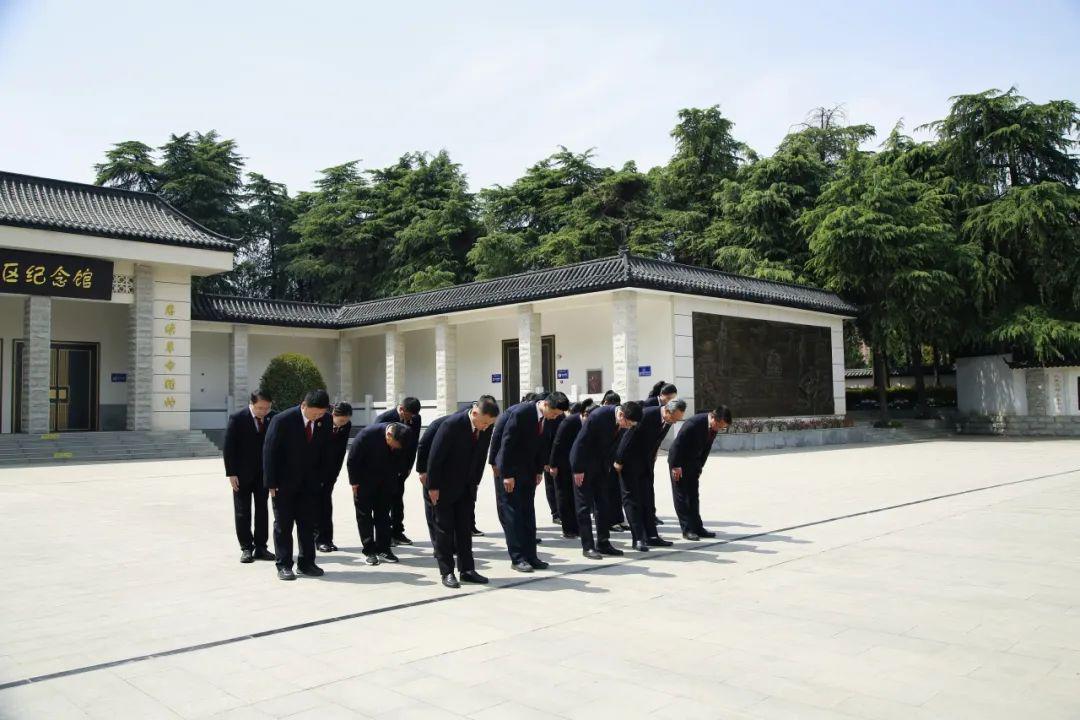 平輿縣檢察院聯(lián)合河南省檢察院駐村工作隊(duì)開(kāi)展清明祭英烈活動(dòng)