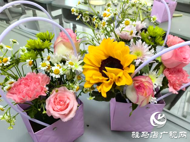 花香傳遞雷鋒精神 巧手綻放青春風采