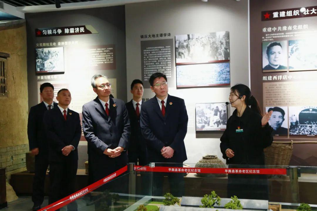 平輿縣檢察院聯(lián)合河南省檢察院駐村工作隊(duì)開(kāi)展清明祭英烈活動(dòng)