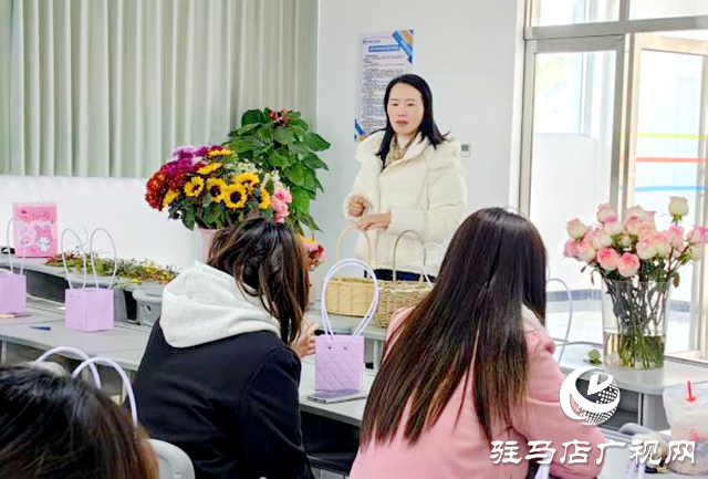 花香傳遞雷鋒精神 巧手綻放青春風采