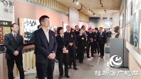 駐馬店市公交公司聯(lián)合市身邊好人協(xié)會組織開展緬懷革命先烈主題活動
