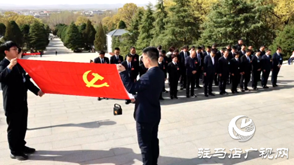 駐馬店市公交公司聯(lián)合市身邊好人協(xié)會組織開展緬懷革命先烈主題活動