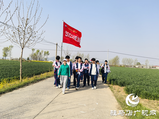 駐馬店市第一高級中學千名師生踏尋先輩足跡 紅色遠足祭英烈
