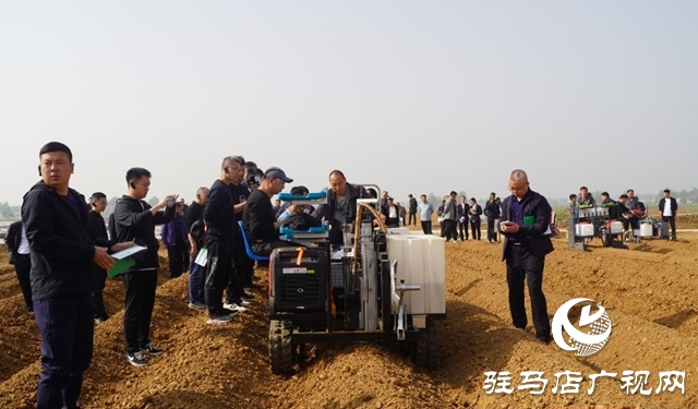 全省煙葉移栽環(huán)節(jié)農(nóng)機(jī)農(nóng)藝融合現(xiàn)場(chǎng)觀摩交流會(huì)在泌陽(yáng)縣召開(kāi)