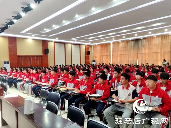 共青團(tuán)平輿縣委在平輿六中開展2025年示范性主題團(tuán)日活動(dòng)  全媒體記者 朱劍鋒 通訊員 楊媚 在第十個(gè)全民國家安全教育日來臨之際，為教育引導(dǎo)全縣廣大團(tuán)員青年深入領(lǐng)會(huì)總體國家安全觀的思想內(nèi)涵，深刻認(rèn)識(shí)總體國家安全觀的實(shí)踐偉力，在維護(hù)國家主權(quán)、安全、發(fā)展利益的火熱實(shí)踐中挺膺擔(dān)當(dāng)，為強(qiáng)國建設(shè)、民族復(fù)興貢獻(xiàn)青春力量，2025年4月14日，共青團(tuán)平輿縣委在平輿縣第六初級(jí)中學(xué)組織開展“國家安全 青春挺膺”主題團(tuán)日活動(dòng)。   以學(xué)為先 筑牢思想根基 會(huì)上，團(tuán)縣委副書記為團(tuán)員青年宣講了國家總體安全觀、國家安全的主要內(nèi)容及維護(hù)國家安全的重要意義，教育引導(dǎo)團(tuán)員青年從小事做起、從我做起，在日常生活中自覺履行國家安全義務(wù)，積極傳播國家安全知識(shí)，為國家安全建設(shè)貢獻(xiàn)自己的力量，攜手共建國家安全偉業(yè)。  以觀明戒 緊繃安全之弦 平輿六中政教副校長結(jié)合案例深入淺出地講解了總體國家安全觀創(chuàng)新引領(lǐng)成就、十年來全民國家安全教育成果以及青少年如何在日常生活中維護(hù)國家安全等多個(gè)方面知識(shí)，使大家對(duì)國家安全有了更加直觀、深刻的認(rèn)識(shí)。  以固促學(xué) 凝聚青春力量 最后，平輿六中黨支部書記對(duì)本次主題團(tuán)日活動(dòng)進(jìn)行總結(jié)發(fā)言，讓學(xué)生們對(duì)國家安全有更深入的了解，以便學(xué)生加強(qiáng)學(xué)習(xí)，提高自身素質(zhì)，樹立正確的國家安全觀，增強(qiáng)責(zé)任感和使命感，積極投身國家安全工作，為維護(hù)國家安全貢獻(xiàn)出自己的力量。國家安全無小事，青春挺膺展擔(dān)當(dāng)。通過此次“國家安全 青春挺膺”示范性主題團(tuán)日活動(dòng)，不僅提高了團(tuán)員青年的國家安全防范意識(shí)，更增強(qiáng)了團(tuán)員青年自覺維護(hù)國家安全的責(zé)任感。下一步，團(tuán)縣委將以此次主題團(tuán)日活動(dòng)為契機(jī)，持續(xù)開展形式多樣、通俗易懂的國家安全教育宣傳活動(dòng)，促進(jìn)廣大團(tuán)員青年牢固樹立正確的國家安全觀，切實(shí)增強(qiáng)團(tuán)員青年維護(hù)國家安全的思想自覺和行動(dòng)自覺，為維護(hù)國家安全和社會(huì)穩(wěn)定貢獻(xiàn)青春力量。