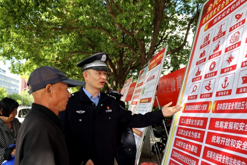 遂平縣公安局開展全民國家安全教育日集中宣傳活動(dòng)