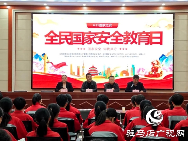 共青團(tuán)平輿縣委在平輿六中開展2025年示范性主題團(tuán)日活動(dòng)  全媒體記者 朱劍鋒 通訊員 楊媚 在第十個(gè)全民國家安全教育日來臨之際，為教育引導(dǎo)全縣廣大團(tuán)員青年深入領(lǐng)會(huì)總體國家安全觀的思想內(nèi)涵，深刻認(rèn)識(shí)總體國家安全觀的實(shí)踐偉力，在維護(hù)國家主權(quán)、安全、發(fā)展利益的火熱實(shí)踐中挺膺擔(dān)當(dāng)，為強(qiáng)國建設(shè)、民族復(fù)興貢獻(xiàn)青春力量，2025年4月14日，共青團(tuán)平輿縣委在平輿縣第六初級(jí)中學(xué)組織開展“國家安全 青春挺膺”主題團(tuán)日活動(dòng)。   以學(xué)為先 筑牢思想根基 會(huì)上，團(tuán)縣委副書記為團(tuán)員青年宣講了國家總體安全觀、國家安全的主要內(nèi)容及維護(hù)國家安全的重要意義，教育引導(dǎo)團(tuán)員青年從小事做起、從我做起，在日常生活中自覺履行國家安全義務(wù)，積極傳播國家安全知識(shí)，為國家安全建設(shè)貢獻(xiàn)自己的力量，攜手共建國家安全偉業(yè)。  以觀明戒 緊繃安全之弦 平輿六中政教副校長結(jié)合案例深入淺出地講解了總體國家安全觀創(chuàng)新引領(lǐng)成就、十年來全民國家安全教育成果以及青少年如何在日常生活中維護(hù)國家安全等多個(gè)方面知識(shí)，使大家對(duì)國家安全有了更加直觀、深刻的認(rèn)識(shí)。  以固促學(xué) 凝聚青春力量 最后，平輿六中黨支部書記對(duì)本次主題團(tuán)日活動(dòng)進(jìn)行總結(jié)發(fā)言，讓學(xué)生們對(duì)國家安全有更深入的了解，以便學(xué)生加強(qiáng)學(xué)習(xí)，提高自身素質(zhì)，樹立正確的國家安全觀，增強(qiáng)責(zé)任感和使命感，積極投身國家安全工作，為維護(hù)國家安全貢獻(xiàn)出自己的力量。國家安全無小事，青春挺膺展擔(dān)當(dāng)。通過此次“國家安全 青春挺膺”示范性主題團(tuán)日活動(dòng)，不僅提高了團(tuán)員青年的國家安全防范意識(shí)，更增強(qiáng)了團(tuán)員青年自覺維護(hù)國家安全的責(zé)任感。下一步，團(tuán)縣委將以此次主題團(tuán)日活動(dòng)為契機(jī)，持續(xù)開展形式多樣、通俗易懂的國家安全教育宣傳活動(dòng)，促進(jìn)廣大團(tuán)員青年牢固樹立正確的國家安全觀，切實(shí)增強(qiáng)團(tuán)員青年維護(hù)國家安全的思想自覺和行動(dòng)自覺，為維護(hù)國家安全和社會(huì)穩(wěn)定貢獻(xiàn)青春力量。