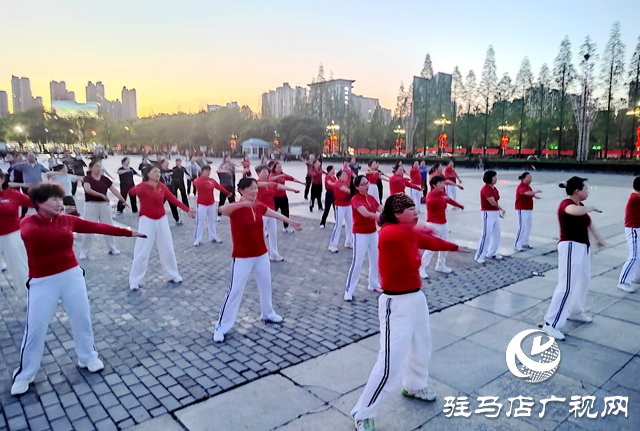 駐馬店：天中廣場(chǎng)躍動(dòng)夜健康 市民舞出春日新時(shí)尚