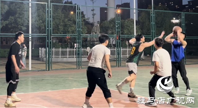 駐馬店：天中廣場(chǎng)躍動(dòng)夜健康 市民舞出春日新時(shí)尚