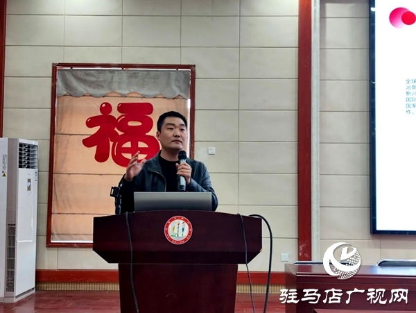 共青團(tuán)平輿縣委在平輿六中開展2025年示范性主題團(tuán)日活動(dòng)  全媒體記者 朱劍鋒 通訊員 楊媚 在第十個(gè)全民國家安全教育日來臨之際，為教育引導(dǎo)全縣廣大團(tuán)員青年深入領(lǐng)會(huì)總體國家安全觀的思想內(nèi)涵，深刻認(rèn)識(shí)總體國家安全觀的實(shí)踐偉力，在維護(hù)國家主權(quán)、安全、發(fā)展利益的火熱實(shí)踐中挺膺擔(dān)當(dāng)，為強(qiáng)國建設(shè)、民族復(fù)興貢獻(xiàn)青春力量，2025年4月14日，共青團(tuán)平輿縣委在平輿縣第六初級(jí)中學(xué)組織開展“國家安全 青春挺膺”主題團(tuán)日活動(dòng)。   以學(xué)為先 筑牢思想根基 會(huì)上，團(tuán)縣委副書記為團(tuán)員青年宣講了國家總體安全觀、國家安全的主要內(nèi)容及維護(hù)國家安全的重要意義，教育引導(dǎo)團(tuán)員青年從小事做起、從我做起，在日常生活中自覺履行國家安全義務(wù)，積極傳播國家安全知識(shí)，為國家安全建設(shè)貢獻(xiàn)自己的力量，攜手共建國家安全偉業(yè)。  以觀明戒 緊繃安全之弦 平輿六中政教副校長結(jié)合案例深入淺出地講解了總體國家安全觀創(chuàng)新引領(lǐng)成就、十年來全民國家安全教育成果以及青少年如何在日常生活中維護(hù)國家安全等多個(gè)方面知識(shí)，使大家對(duì)國家安全有了更加直觀、深刻的認(rèn)識(shí)。  以固促學(xué) 凝聚青春力量 最后，平輿六中黨支部書記對(duì)本次主題團(tuán)日活動(dòng)進(jìn)行總結(jié)發(fā)言，讓學(xué)生們對(duì)國家安全有更深入的了解，以便學(xué)生加強(qiáng)學(xué)習(xí)，提高自身素質(zhì)，樹立正確的國家安全觀，增強(qiáng)責(zé)任感和使命感，積極投身國家安全工作，為維護(hù)國家安全貢獻(xiàn)出自己的力量。國家安全無小事，青春挺膺展擔(dān)當(dāng)。通過此次“國家安全 青春挺膺”示范性主題團(tuán)日活動(dòng)，不僅提高了團(tuán)員青年的國家安全防范意識(shí)，更增強(qiáng)了團(tuán)員青年自覺維護(hù)國家安全的責(zé)任感。下一步，團(tuán)縣委將以此次主題團(tuán)日活動(dòng)為契機(jī)，持續(xù)開展形式多樣、通俗易懂的國家安全教育宣傳活動(dòng)，促進(jìn)廣大團(tuán)員青年牢固樹立正確的國家安全觀，切實(shí)增強(qiáng)團(tuán)員青年維護(hù)國家安全的思想自覺和行動(dòng)自覺，為維護(hù)國家安全和社會(huì)穩(wěn)定貢獻(xiàn)青春力量。