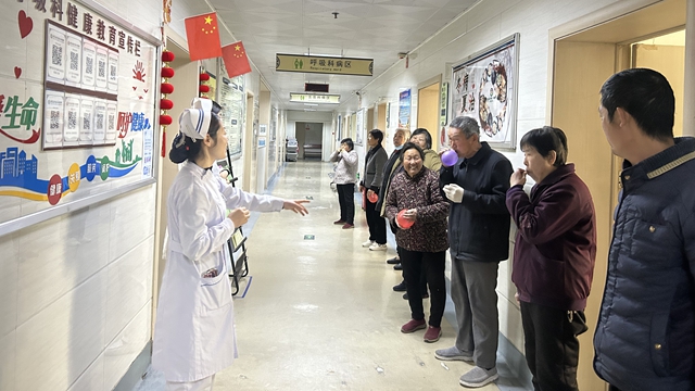 呼吸康復(fù)路，護(hù)患同行時(shí)——駐馬店市第二中醫(yī)院帶領(lǐng)患者開(kāi)展呼吸操運(yùn)動(dòng)