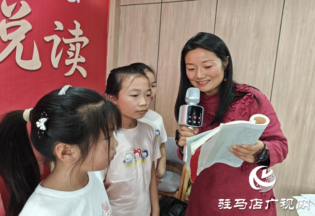 新蔡縣圖書館舉行“文化周末·悅讀”之“誦讀經(jīng)典 禮贊祖國” 誦讀活動