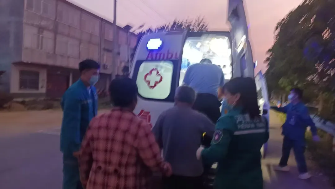 新蔡縣：烈焰中的逆行者！民警火海沖鋒救出被困孩子