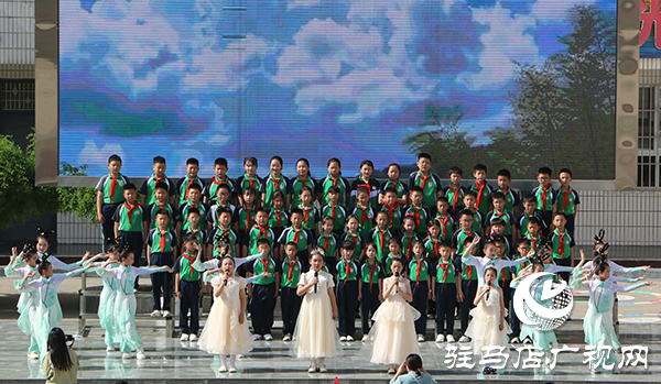 駐馬店市第二小學(xué)隆重舉行“悅讀潤(rùn)童心 經(jīng)典啟新程“經(jīng)典誦讀比賽活動(dòng)
