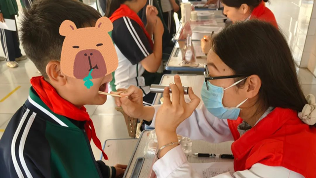春意融融護童心 健康種子播校園——駐馬店市中醫(yī)院“送醫(yī)下基層 健康進校園”志愿活動走進馮張莊小學