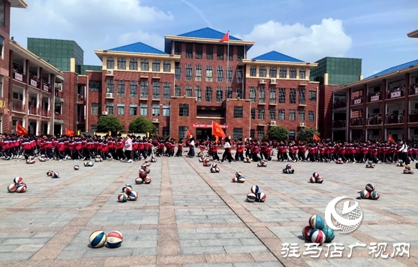 平輿縣外國(guó)語(yǔ)小學(xué)五年級(jí)家長(zhǎng)走進(jìn)學(xué)校參與“家校共育 助力成長(zhǎng)”主題家長(zhǎng)會(huì)