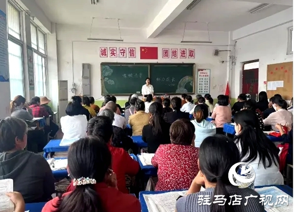 平輿縣外國(guó)語(yǔ)小學(xué)五年級(jí)家長(zhǎng)走進(jìn)學(xué)校參與“家校共育 助力成長(zhǎng)”主題家長(zhǎng)會(huì)